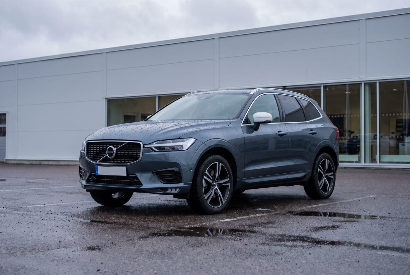 Mörkgrå Volvo XC60 fotograferad snett framifrån på en parkeringsplats